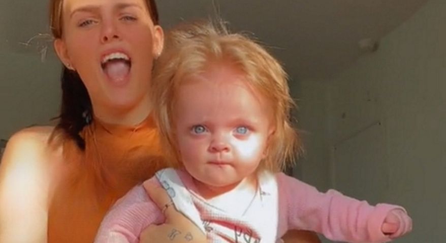 Porównują jej dziecko do laleczki Chucky. Wszystko przez włosy