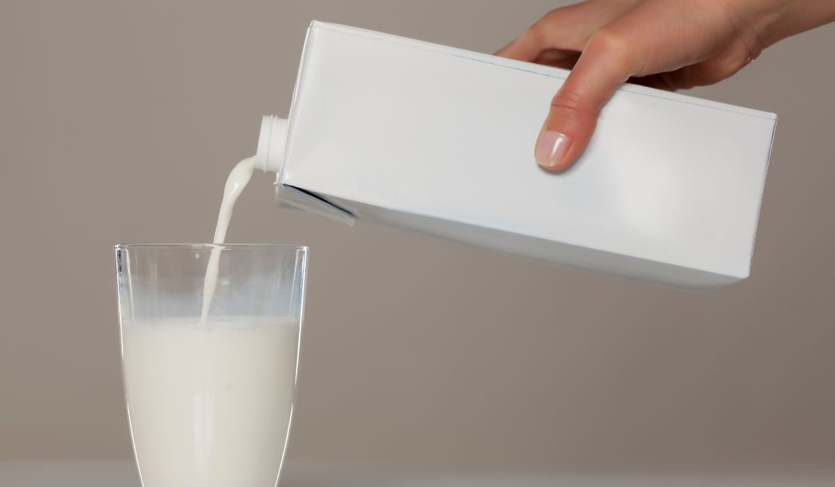 Mleko w kartonie ma długą ważność i wielu myśli, że jest szkodliwe. Ekspertka wyjaśnia