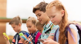 Szyja smartfonowa - częste zjawisko wśród dzieci