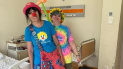 Odwiedza pacjentów w szpitalach jako dr clown. Stosuje terapię śmiechem