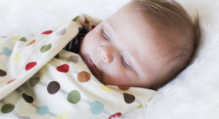 Owijanie dziecka w powijaki zwiększa wystąpienie śmierci łóżeczkowej