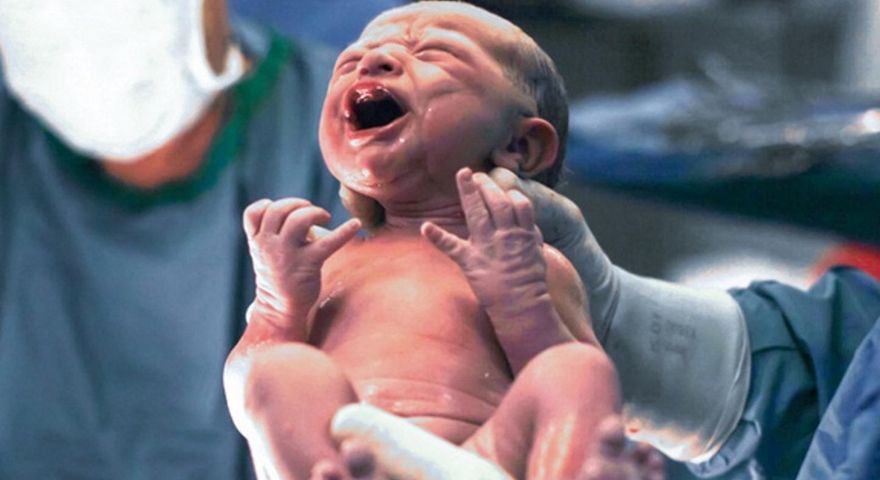 Pierwsze takie narodziny. Dziecko urodziło się z macicy wszczepionej przez robota