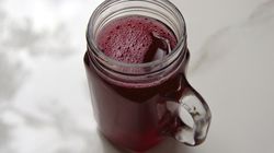 Wymiecie złogi z tętnic, zapobiega rakowi wątroby. Pij codziennie