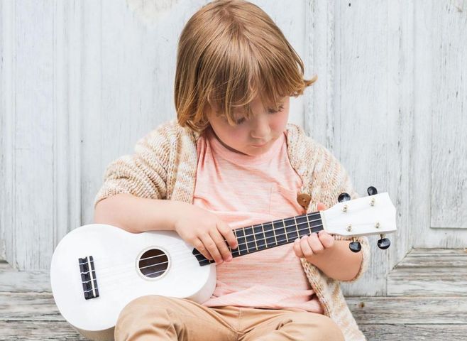 Dziecko i instrumenty muzyczne.