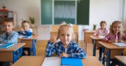 Jak pomóc dzieciom przejść z okresu wakacji do szkoły