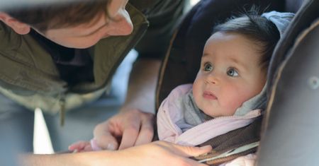 Niemowlęta nie powinny spędzać w samochodowym foteliku więcej niż 30 minut