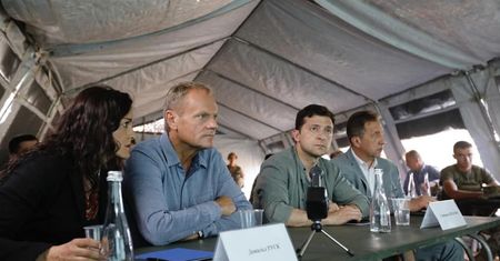 Ukraina. Tusk i Zełenski na linii frontu w Donbasie