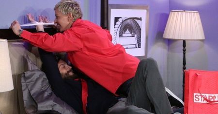 Ellen DeGeneres parodiuje "Ciemniejszą stronę Greya"! To trzeba zobaczyć! [WIDEO]
