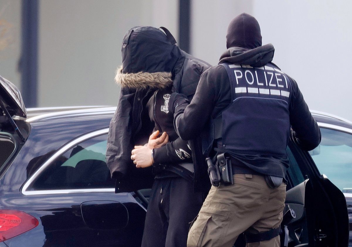 Niemiecka policja rozbiła grupę, która poprzez zamachy chciała wywołać wojnę domową.