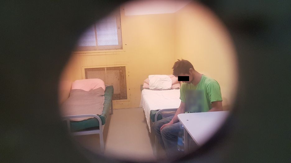 17-latek nie tylko nie zatrzymał się do kontroli i zaatakował policjanta, ale prowadził auto bez prawa jazdy i miał przy sobie marihuanę.