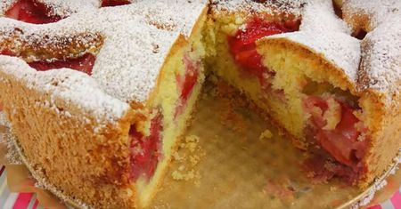 Przepis na szybkie ciasto z owocami sezonowymi. Idealne na ciepłe popołudnie