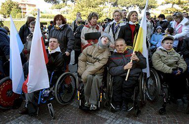 500 Polaków koncertuje przed kliniką Gemelli