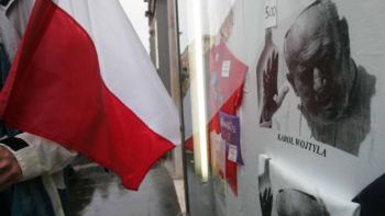 Polscy pielgrzymi na jednej z przylegających do Placu św. Piotra ulic