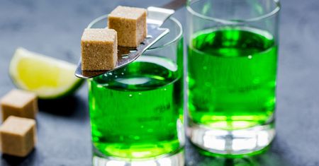 Absynt. Kultowy alkohol, który przestał być zakazanym owocem