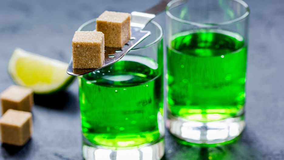 Ze względu na niezwykły kolor absynt nazywano "zieloną wróżką"