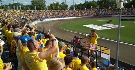Wyjątkowe oświadczyny. Cały stadion krzyczał "wyjdziesz za mnie?"