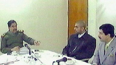 Saddam Husajn i jego synowie - Udaj oraz Kasaj (pierwszy z lewej strony)