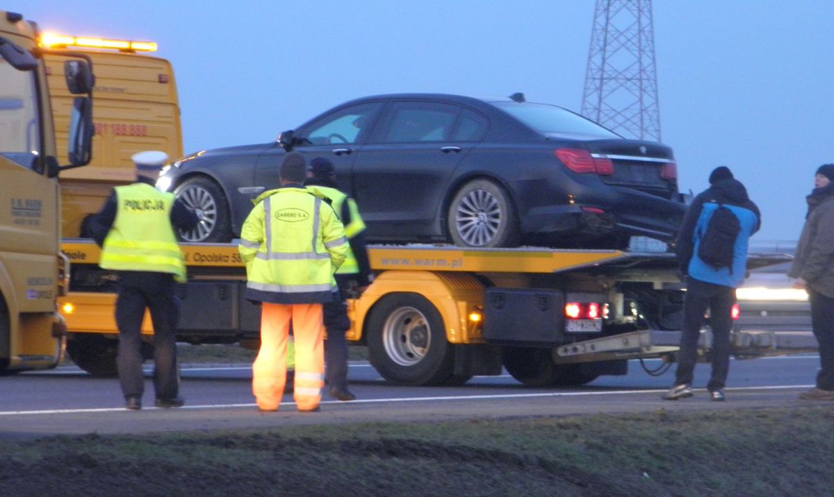 Kierowca prezydenta się zagapił? Limuzyna zawisła na betonowym separatorze