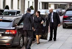 Matka Beaty Szydło z luksusową taksówką do szpitala. SOP się tłumaczy