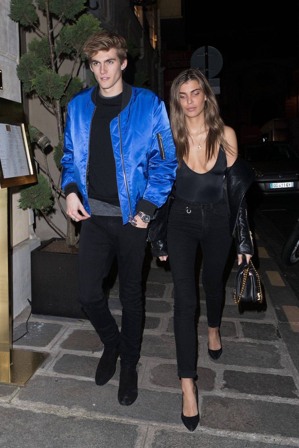 Presley Gerber z dziewczyną w Paryżu. Wracają z kolacji z Yves Saint Lauret