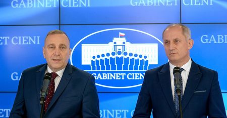 Schetyna: PO nie jest za przyjęciem uchodźców. Kopacz obiecywała co innego