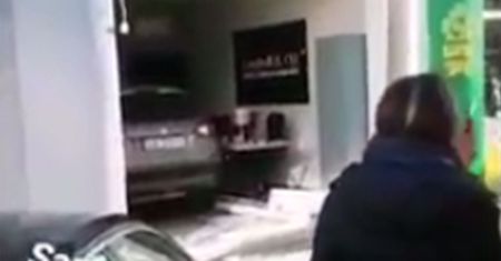 Auto "zaparkowała" w biurze. Za kierownicą 76-latka