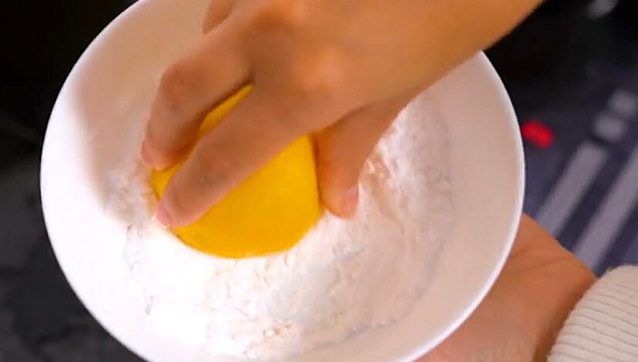 Cytrynę włóż do sody i wetrzyj w kuchenkę - nawet najgorsze przypalenia znikną!