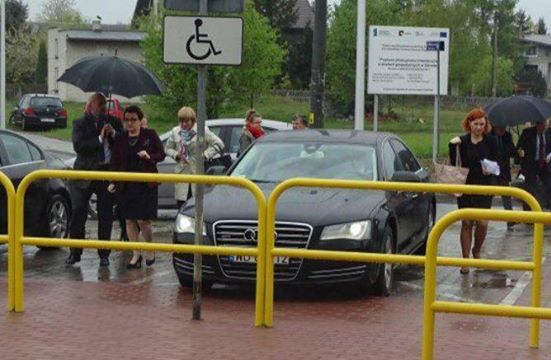Kierowca minister Zalewskiej nie będzie ukarany za parkowanie na kopercie. Dlaczego?