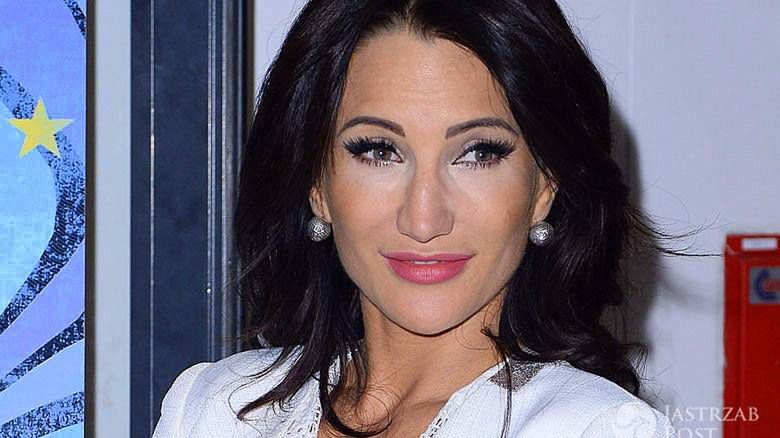 Justyna Steczkowska w bieli na konferencji prasowej Festiwalu Gwiazd w Międzyzdrojach