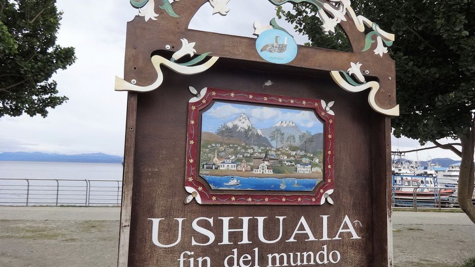 Oto obowiązkowy punkt każdego turysty odwiedzającego Ushuaia - tablica, informująca, że to tu jest "koniec świata"
