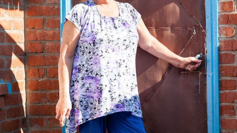 Teściowa codziennie o 7 rano, gdy tylko usłyszy płacz dziecka, uderza w drzwi i szarpie klamkę
