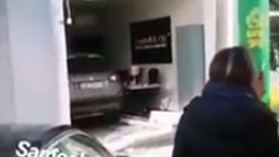  Nie wiadomo, dlaczego kobieta zjechała z jezdni na chodnik i rozbiła witrynę