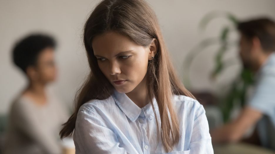 Karolina nie wie, co robić. Jej teść ją przeraża