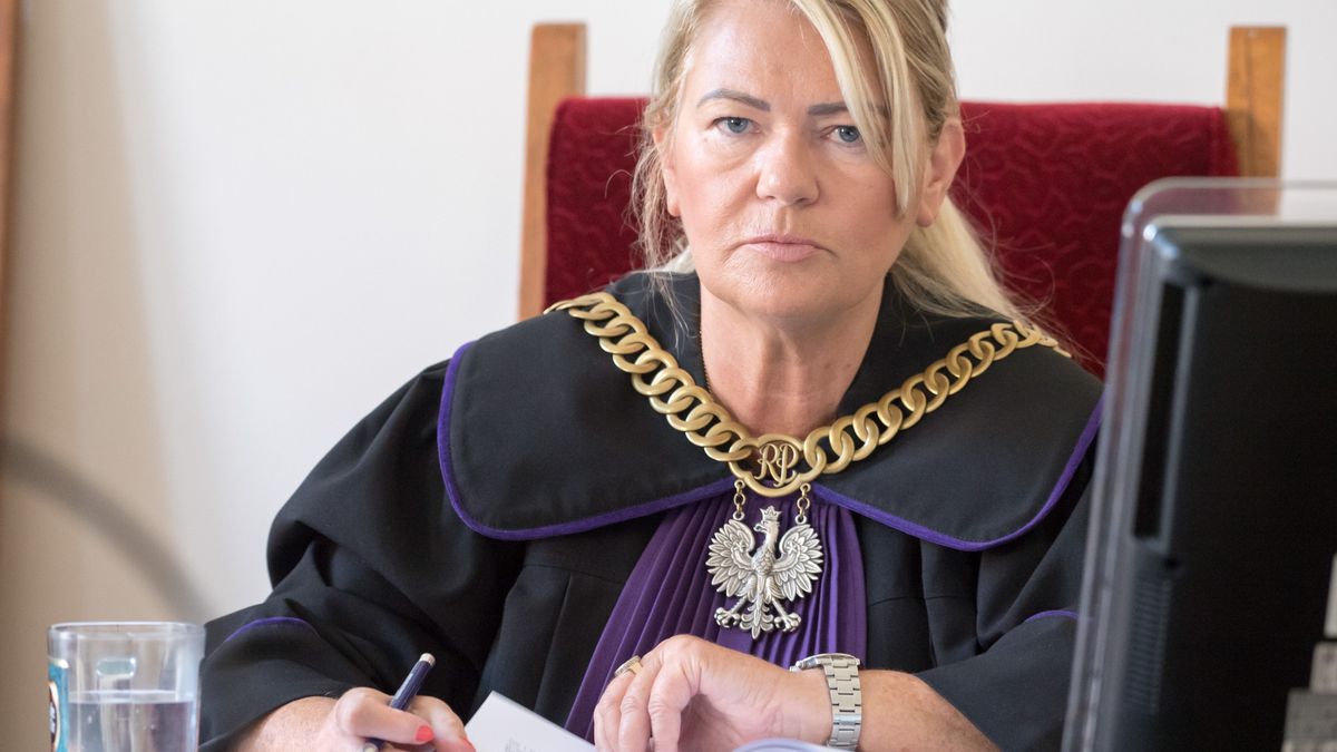 Sędzi Lidii Jedynak zostało do odczytania kilka kart z tomu nr 55 i cztery ostatnie tomy.