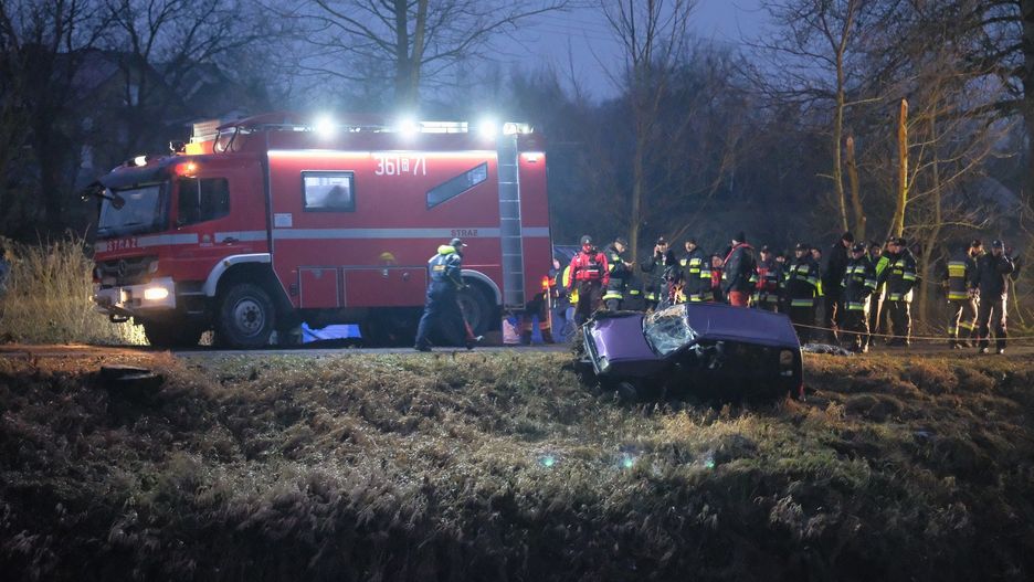 Zdjęcia auta wyciągniętego z rzeki