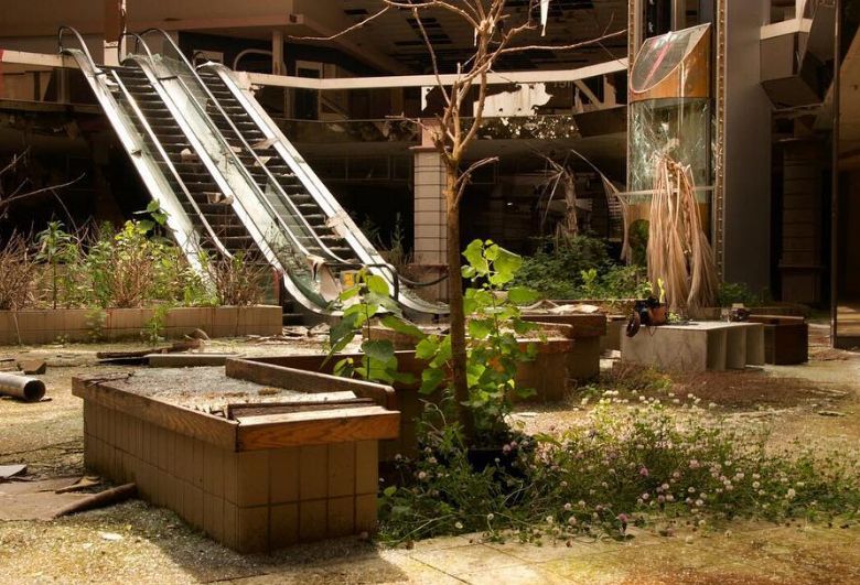 Jak po apokalipsie. Fotografuje opuszczone centra handlowe