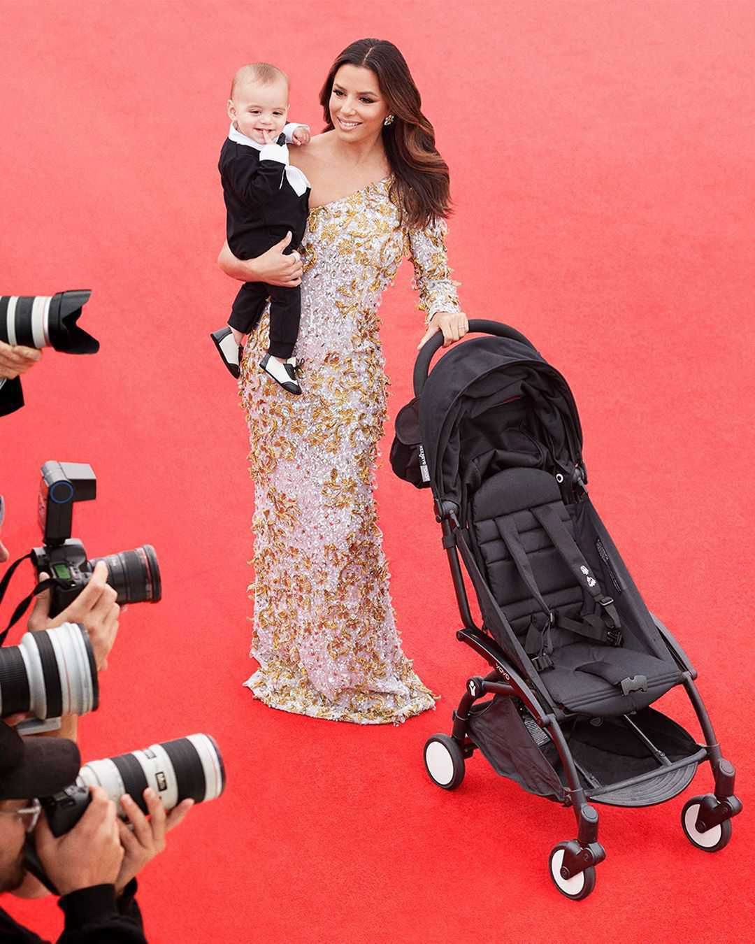 Eva Longoria z synem i wózkiem na czerwonym dywanie