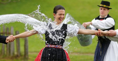 Węgrzy nie czekali na poniedziałek. Już się oblewają