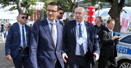 "Tagesspiegel": Polska kreuje się na ofiarę Zachodu