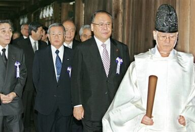 Parlamentarzyści japońscy w świątyni Yasukuni