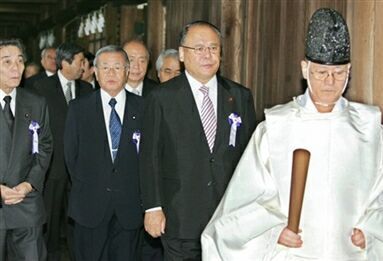 Parlamentarzyści japońscy w świątyni Yasukuni