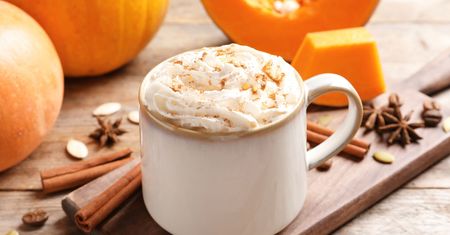 Pumpkin spice latte idealna na jesień. Sprawdź, jak przygotować dyniową latte