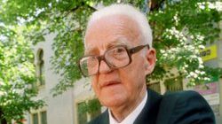 Na zdjęciu archiwalnym z 2000 r. Stanisław Ryniak pokazuje rękę z wytatuowanym numerem obozowym