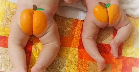 Dziwna moda na Instagramie. Wrzucają zdjęcia dzieci z dyniami namalowanymi na pupach