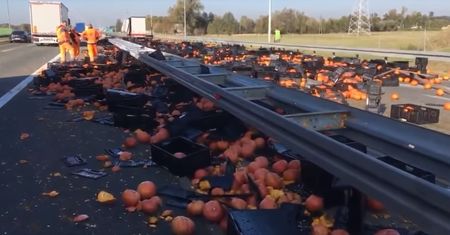 Dynie zablokowały autostradę A2 w kierunku Poznania. Wypadły z ciężarówki