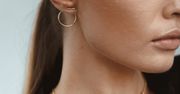 Subtelne kolczyki do 200 zł. Założysz je wszędzie