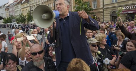 Frasyniuk, Janda, Ostaszewska w akcji. Protestują przeciwko kontrowersyjnej ustawie