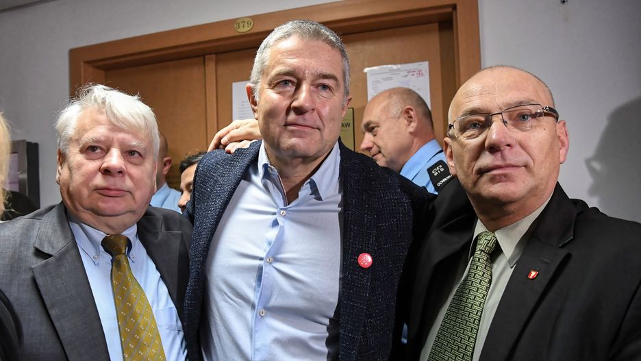 Władysława Frasyniuka na korytarzu Sądu Rejonowego w Warszawie wspierali Bogdan Borusewicz i Jerzy Borowczak
