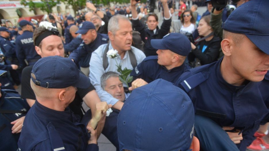 Władysław Frasyniuk wynoszony przez policję w trakcie obchodów miesięcznicy smoleńskiej