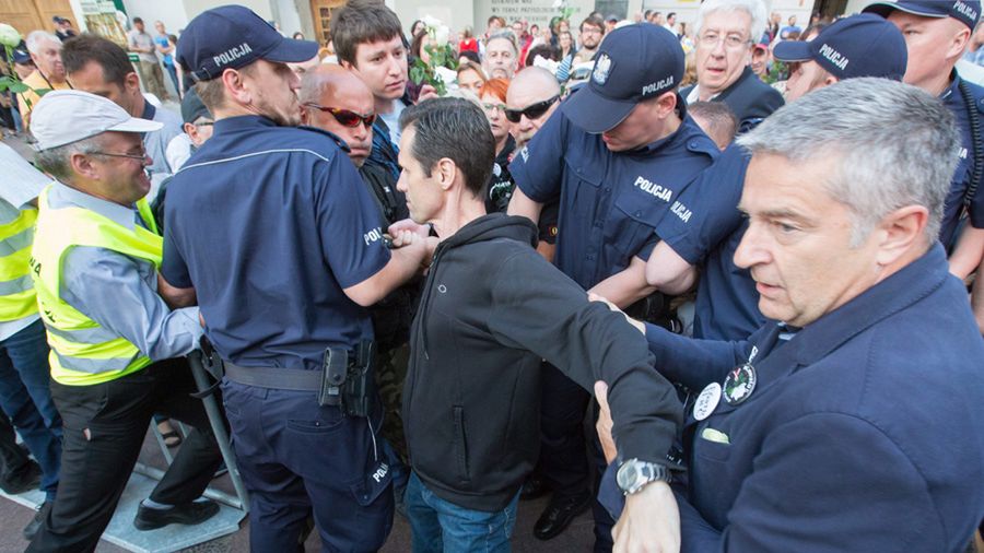 Podczas miesięcznicy doszło do szarpaniny, policja wyniosła Frasyniuka